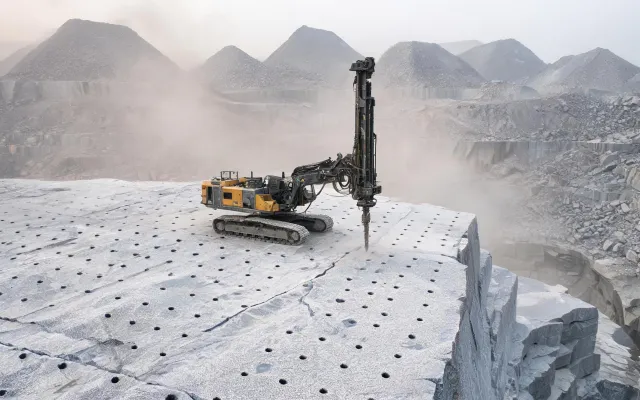 Quarry bench with surface drill rig